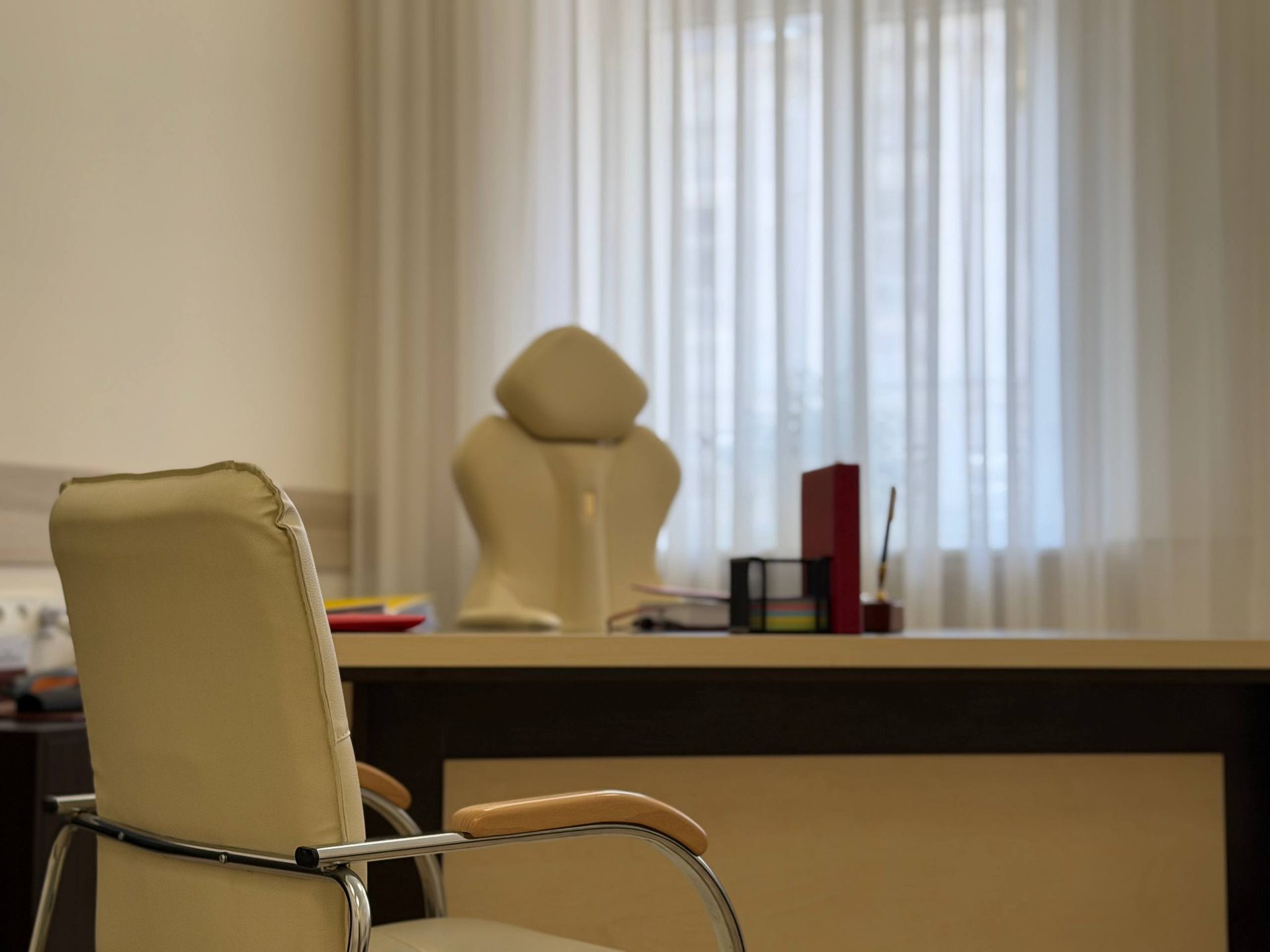 Робоче місце нотаріуса біля вікна